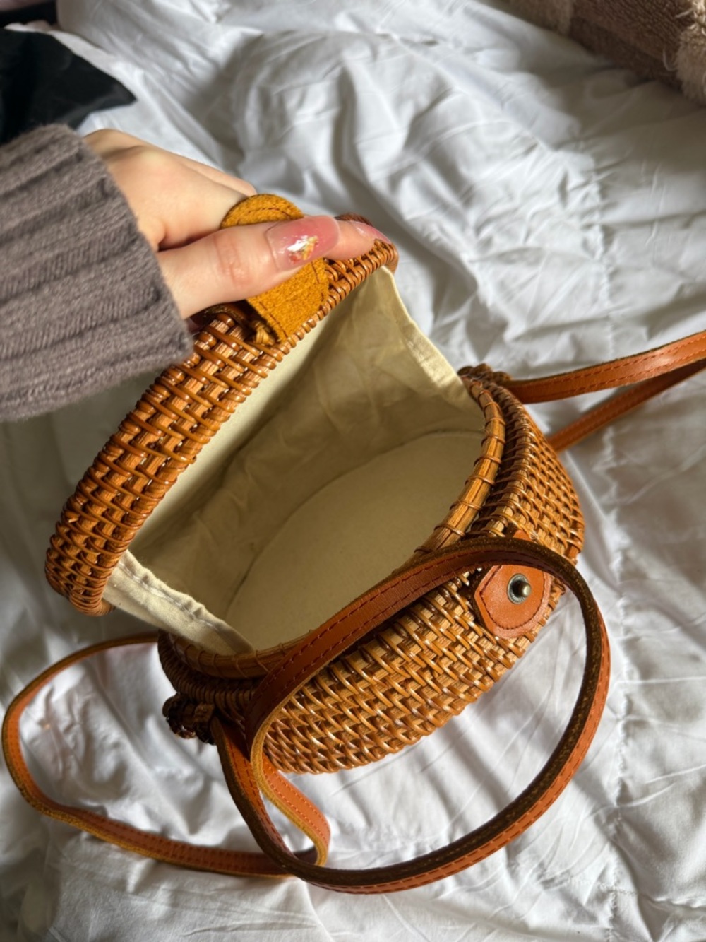 Wicker Rattan and Leather Star Pattern Crossbody Bag in Tan - Picture 4 of 4